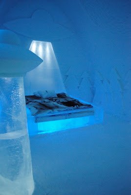 スイートルームでは部屋ごとに異なるデザイナーのアートワークを楽しめます。