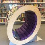 本棚を横から見るとドーナツ型！この中で本を読む子どももよく見かけるとか！