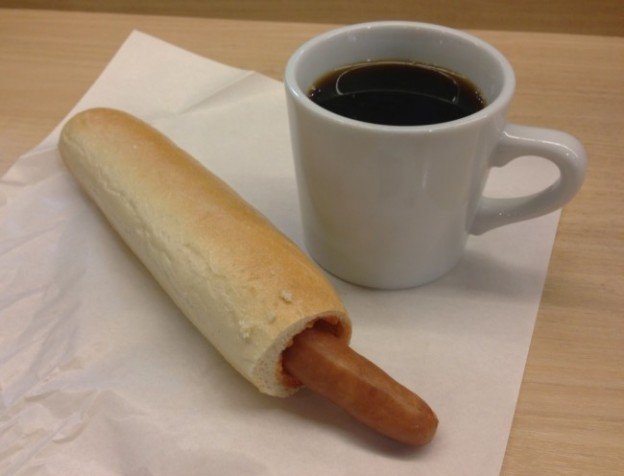 ノードカフェ_ホットドックとコーヒー