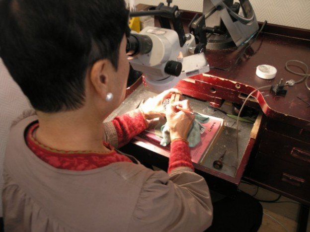 ストックホルムのアトリエで彫刻中