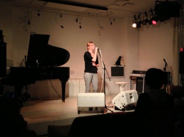 写真:ライブ中のKatie Goes to Tokyo