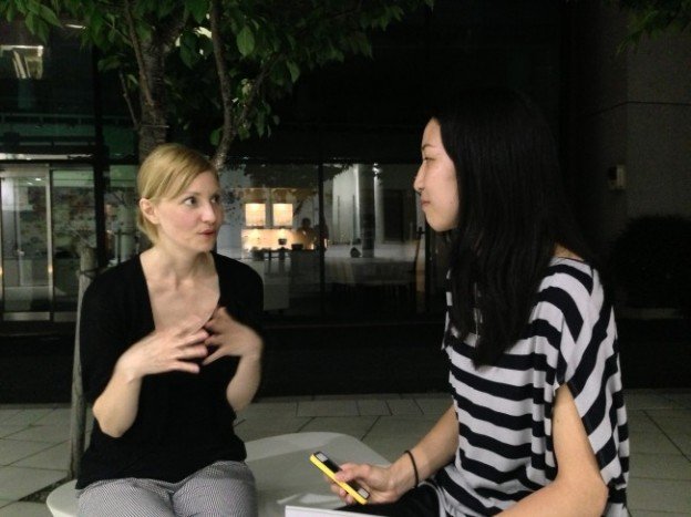 写真:インタビューを受けるKatie Goes to Tokyo