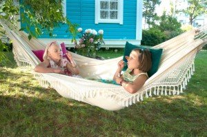 おませな女の子ふたり、大きな家で暮らします。フィンランド映画『オンネリとアンネリのおうち』 ヒュゲリライターズコラム